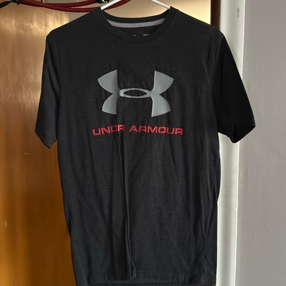 UNDERARMOUR TSHIRT - SIZE SMALL